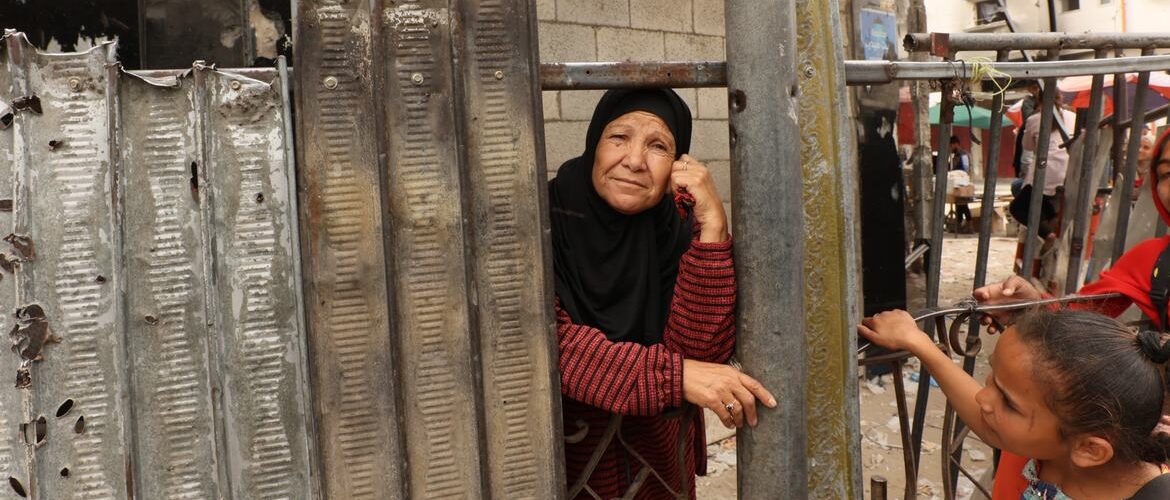 بعد مرور 18 شهرًا من الحرب المدمرة في قطاع غزة، جددت وكالة الأمم المتحدة لإغاثة وتشغيل لاجئي فلسطين (الأونروا) نداءها العاجل لوقف فوري لإطلاق النار، والإفراج الإنساني عن جميع الرهائن، والسماح بدخول المساعدات الإنسانية والإمدادات التجارية دون قيود. وأكدت الوكالة أن التقارير تشير إلى مقتل أكثر من 51 ألف فلسطيني، فيما يعاني نحو 1.9 مليون شخص من موجات نزوح متكررة، وسط ظروف معيشية متدهورة. وأشارت إلى أن قطاع غزة يشهد منذ سبعة أسابيع حصارًا خانقًا، حيث تمنع السلطات الإسرائيلية دخول المواد الغذائية والطبية، ولقاحات الأطفال، والوقود، مما فاقم الكارثة الإنسانية. ووصفت الأونروا الحصار الحالي بأنه "الأطول بثلاثة أضعاف من الحصار الذي فُرض في أكتوبر 2023 عند اندلاع الحرب"، مؤكدة أن نحو 69% من مساحة القطاع باتت خاضعة لأوامر نزوح نشطة أو مصنفة ضمن "المنطقة المحظورة" أو كلاهما. وقد أصدرت القوات الإسرائيلية ما لا يقل عن 20 أمر نزوح جديد بين 18 مارس و14 أبريل، ما أدى إلى نزوح حوالي 420 ألف شخص مجددًا، وفق تقديرات الأمم المتحدة. ورغم القيود المفروضة والقصف المستمر، تواصل الأونروا تقديم الخدمات الأساسية للسكان، إلا أن استمرار منع دخول المساعدات يعيق جهود الإغاثة ويؤثر بشدة على توفير الاحتياجات الأساسية كالغذاء والمياه والصرف الصحي والمأوى. وفي لفتة إنسانية، نظمت الأونروا حملة للتبرع بالدم في مرافقها الطبية جنوب غزة، حيث شارك فيها الموظفون والمواطنون لدعم المستشفيات المحلية التي تعاني من نقص حاد في الإمدادات الطبية، وسط استمرار استهداف المرافق الصحية واستنزاف الموارد. ودعت الوكالة مجددًا المجتمع الدولي إلى التدخل العاجل لإنهاء الحصار وإنقاذ أرواح المدنيين، محذرة من أن الوضع الإنساني في غزة يزداد تدهورًا كل يوم.