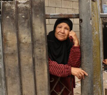 بعد مرور 18 شهرًا من الحرب المدمرة في قطاع غزة، جددت وكالة الأمم المتحدة لإغاثة وتشغيل لاجئي فلسطين (الأونروا) نداءها العاجل لوقف فوري لإطلاق النار، والإفراج الإنساني عن جميع الرهائن، والسماح بدخول المساعدات الإنسانية والإمدادات التجارية دون قيود. وأكدت الوكالة أن التقارير تشير إلى مقتل أكثر من 51 ألف فلسطيني، فيما يعاني نحو 1.9 مليون شخص من موجات نزوح متكررة، وسط ظروف معيشية متدهورة. وأشارت إلى أن قطاع غزة يشهد منذ سبعة أسابيع حصارًا خانقًا، حيث تمنع السلطات الإسرائيلية دخول المواد الغذائية والطبية، ولقاحات الأطفال، والوقود، مما فاقم الكارثة الإنسانية. ووصفت الأونروا الحصار الحالي بأنه "الأطول بثلاثة أضعاف من الحصار الذي فُرض في أكتوبر 2023 عند اندلاع الحرب"، مؤكدة أن نحو 69% من مساحة القطاع باتت خاضعة لأوامر نزوح نشطة أو مصنفة ضمن "المنطقة المحظورة" أو كلاهما. وقد أصدرت القوات الإسرائيلية ما لا يقل عن 20 أمر نزوح جديد بين 18 مارس و14 أبريل، ما أدى إلى نزوح حوالي 420 ألف شخص مجددًا، وفق تقديرات الأمم المتحدة. ورغم القيود المفروضة والقصف المستمر، تواصل الأونروا تقديم الخدمات الأساسية للسكان، إلا أن استمرار منع دخول المساعدات يعيق جهود الإغاثة ويؤثر بشدة على توفير الاحتياجات الأساسية كالغذاء والمياه والصرف الصحي والمأوى. وفي لفتة إنسانية، نظمت الأونروا حملة للتبرع بالدم في مرافقها الطبية جنوب غزة، حيث شارك فيها الموظفون والمواطنون لدعم المستشفيات المحلية التي تعاني من نقص حاد في الإمدادات الطبية، وسط استمرار استهداف المرافق الصحية واستنزاف الموارد. ودعت الوكالة مجددًا المجتمع الدولي إلى التدخل العاجل لإنهاء الحصار وإنقاذ أرواح المدنيين، محذرة من أن الوضع الإنساني في غزة يزداد تدهورًا كل يوم.