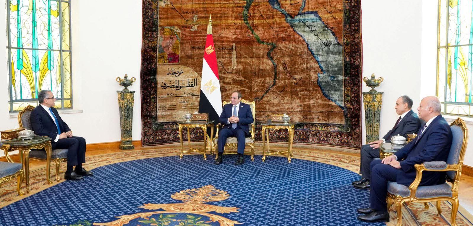 السيسي يستقبل الدكتور خالد العناني بعد فوزه مديرًا عامًا لليونسكو ويؤكد: فوز تاريخي يجسد تقدير العالم لمكانة مصر الحضارية
