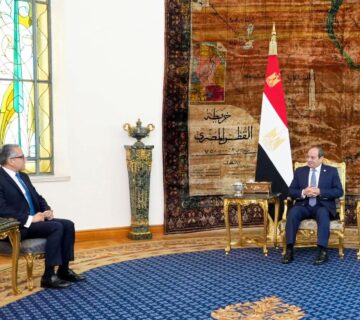 السيسي يستقبل الدكتور خالد العناني بعد فوزه مديرًا عامًا لليونسكو ويؤكد: فوز تاريخي يجسد تقدير العالم لمكانة مصر الحضارية