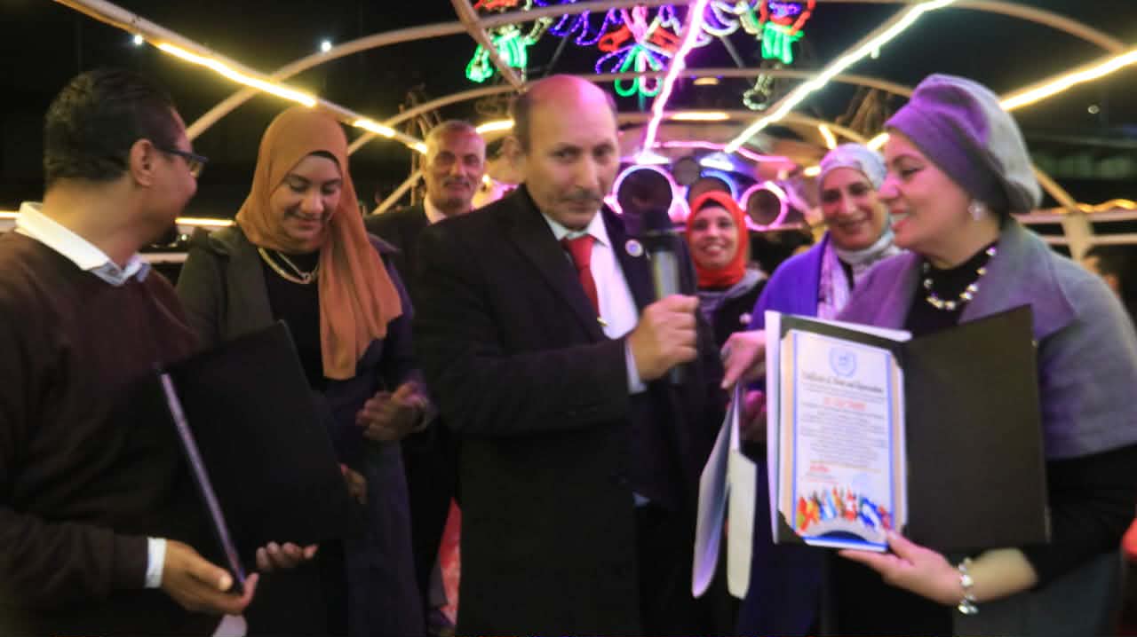 تكريم منظمة الامم المتحدة للاعلام لصُنّاع التأثير للاعلامى أحمد الطيب والدكتور لى لى طاهر .. برنامج “هات ودنك” يحصد إشادة واسعة وتقدير أممي لدوره المجتمعي